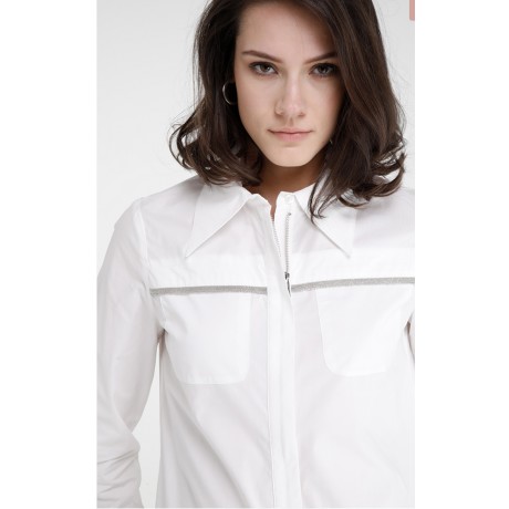 Camicia bianca in cotone popeline con tasconi frontali, passamaneria gioiello e cerniera, REF: KAST. Questa elegante camicia è r