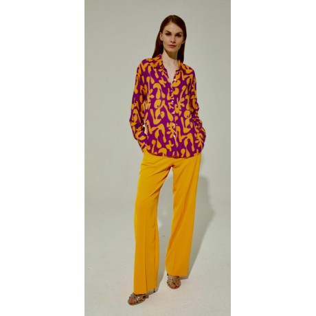Camicia dalle tonalità vibranti di arancio e viola per creare un look distintivo e moderno.Il colletto e impreziosito da un deli