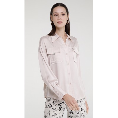 Camicia in Raso di Viscosa con Tasconi Frontali ed Accessorio Gioiello REF. KRESY: Elegante camicia realizzata in pregiato raso 