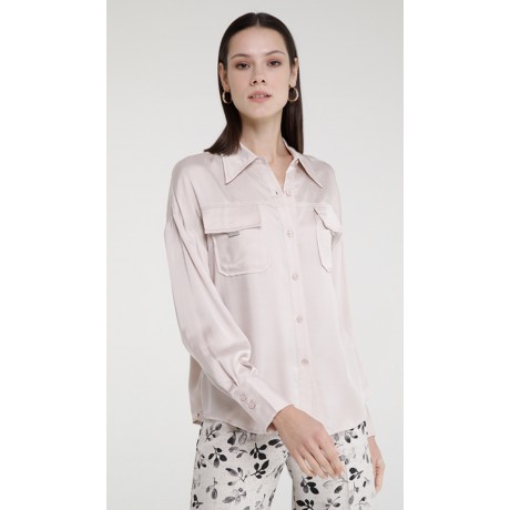 Camicia in Raso di Viscosa con Tasconi Frontali ed Accessorio Gioiello REF. KRESY: Elegante camicia realizzata in pregiato raso 