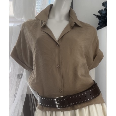 Camicia mezza manica chiusa sul davanti con  bottoni.. vestibilià molto confortevole e  traspirante,quasi non si sente addosso!