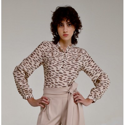 Camicia stampata rif.Malù.questa  elegante  camicia e carattterizzata da un raffinato motivo stampato nei toni neutri,perfetto p