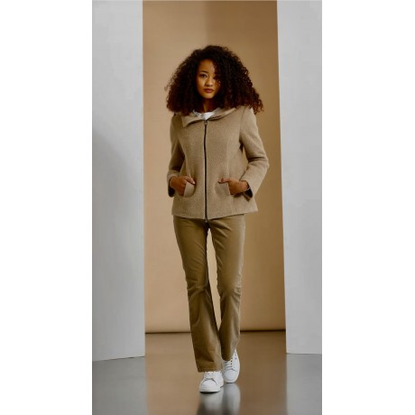 Cappotto corto con zip,e cappuccio, soffice e avvolgente, perfetto anche per un\'occasione speciale.