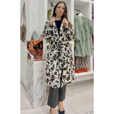 Cappotto effetto pelliccia con motivo jacquard. scollo a V Tasche a toppa applicate sulla parte frontale passanti con cintura e 