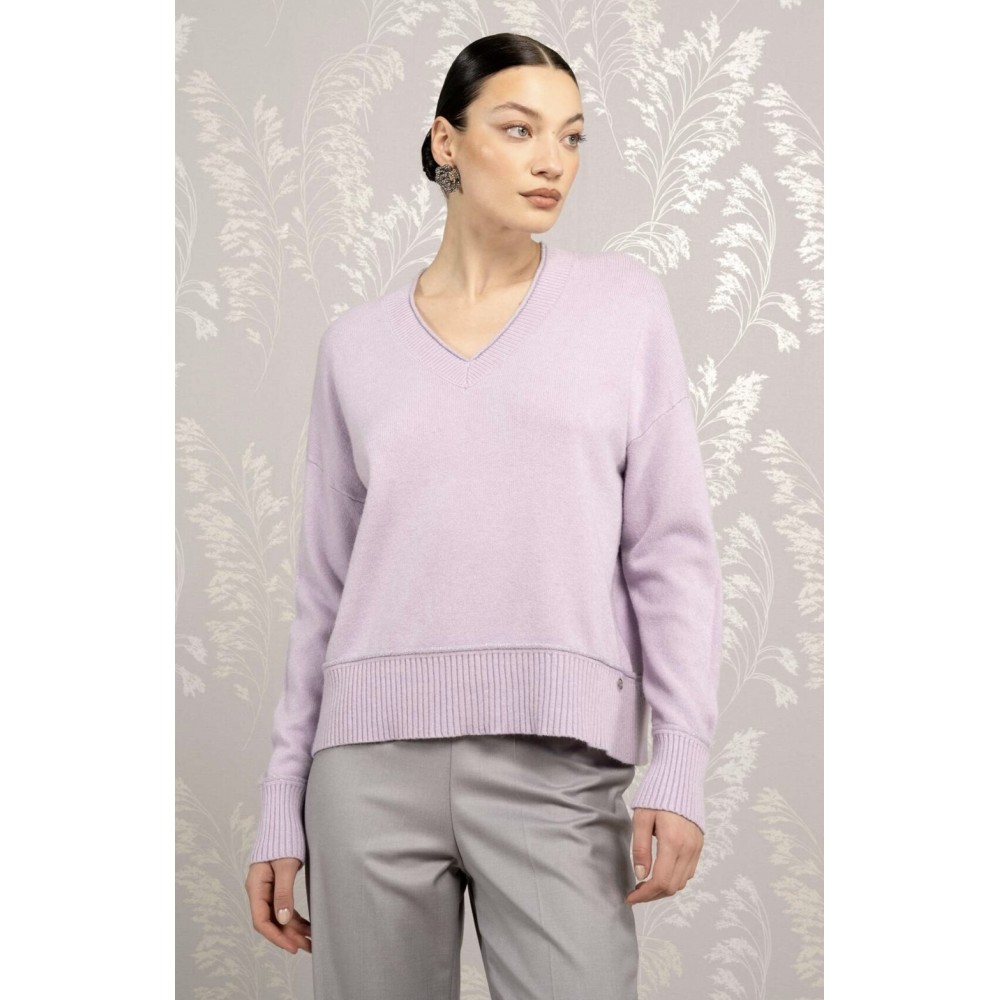 DettagliTaglio essenziale, con il glam touch del filo.Maglia in filato misto lana Linea morbida Scollo a V, maniche lunghe DettagliTaglio essenziale, con il glam touch del filo.Maglia in filato misto lana Linea morbida Scollo a V, maniche lunghe