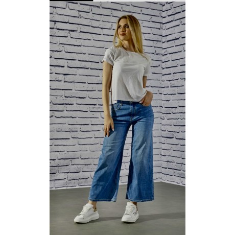 Elisa Jeans in denim di cotone a vita alta,5 tasche,chiusura con zip invisibile e bottone in mettallo a chiodo,gamba larga e fon