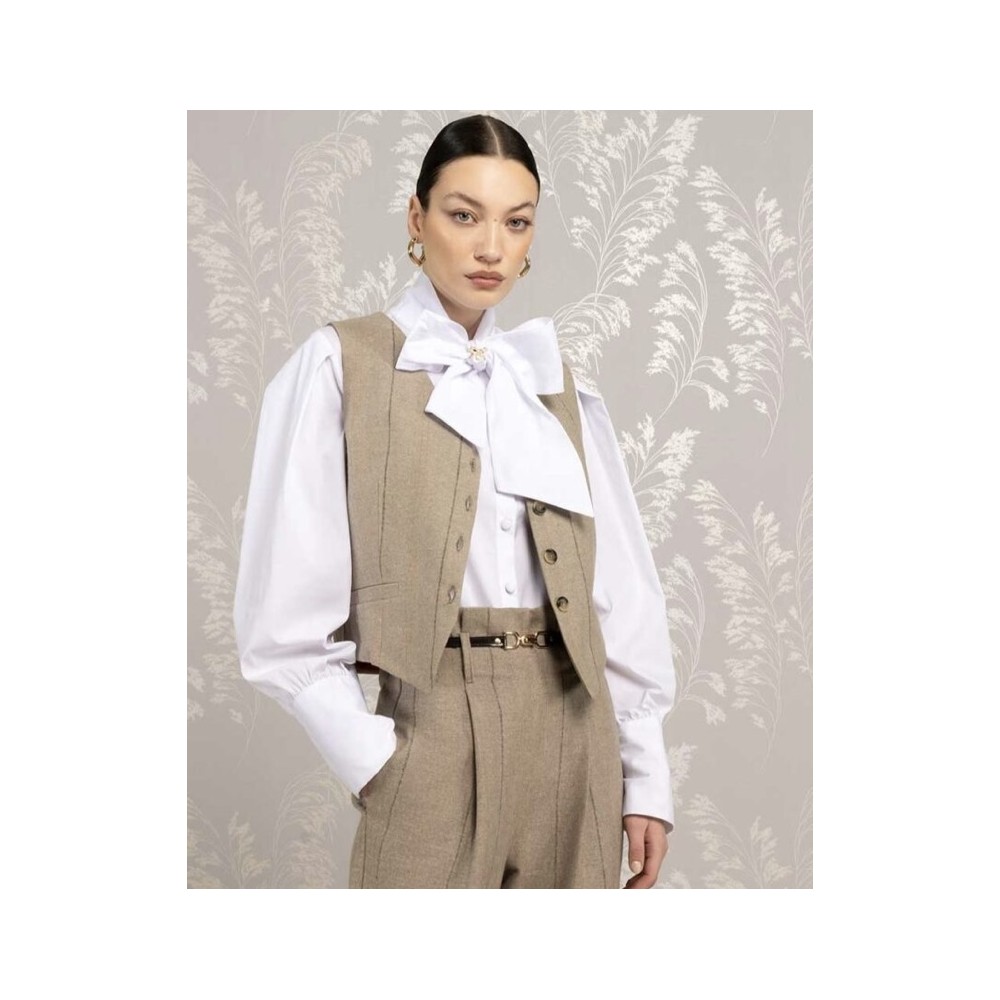 Evergreen redesigned: elegante di giorno, sorprendente la sera. Evergreen redesigned: elegante di giorno, sorprendente la sera.