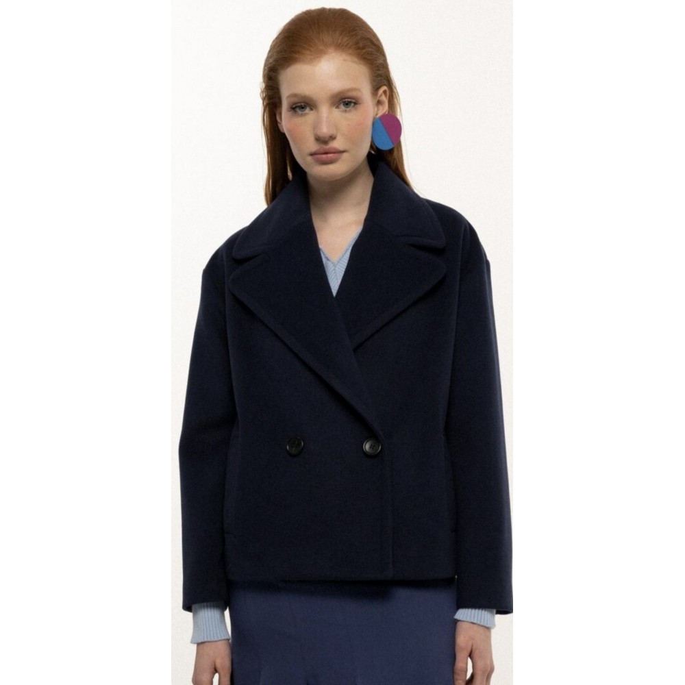 Fit arrotondato, bon-ton attitude. Fit arrotondato, bon-ton attitude.