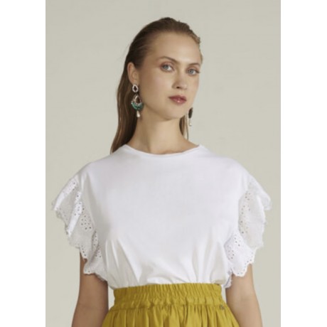 Fresca, elegante e femminile questa bellissima maglia in cotone   con maniche in pizzo sangallo ideale per tutte le occasioni,ab