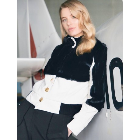 Giacca lunga nera con condettagli sulle  tasche e polsini, con cappuccio, cerniera frontal.e