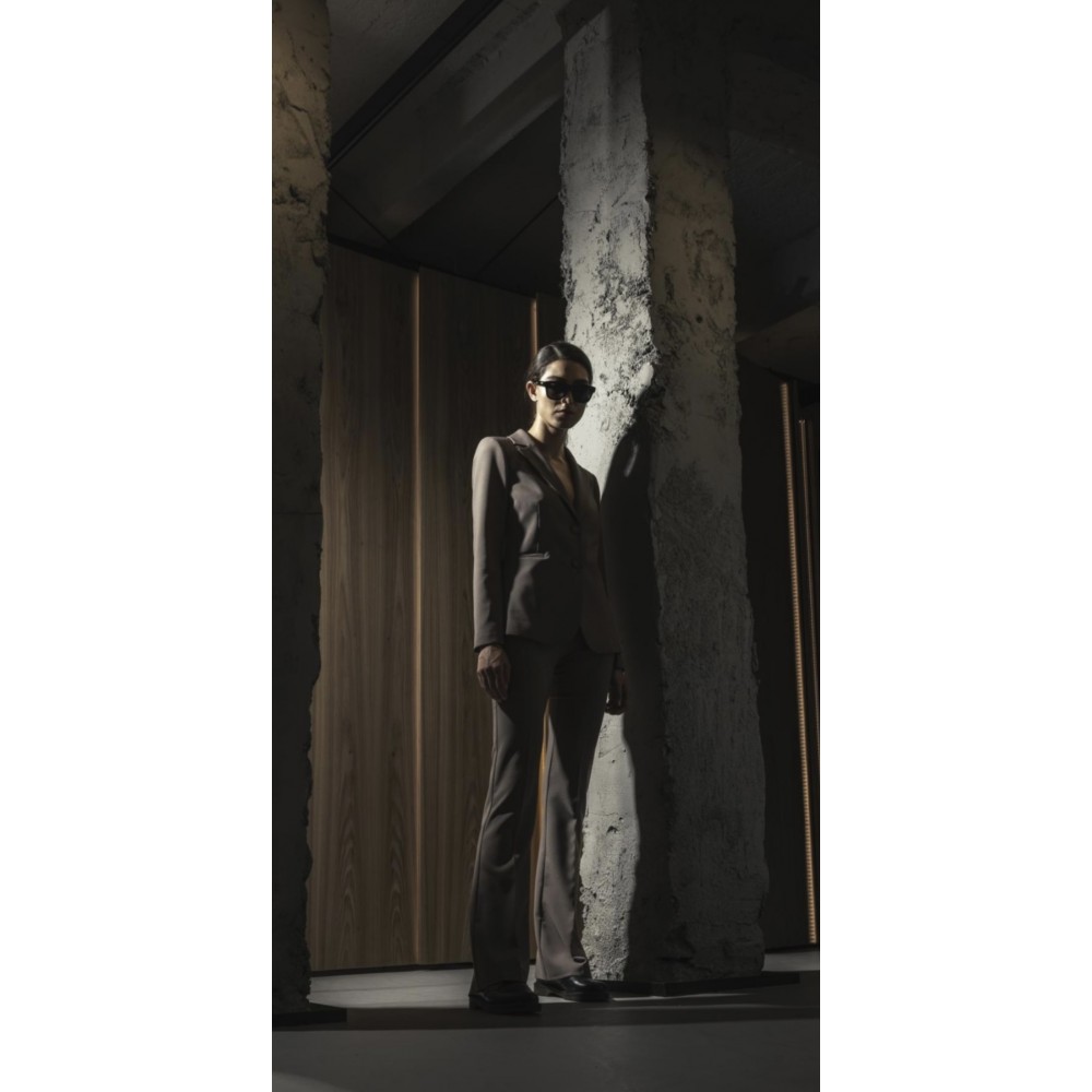 Giacca Tecno Stretch Basile basica in tessuto tecnico bistrtch con due bottoni ricoperti,revers maschili e tasche con pattina Giacca Tecno Stretch Basile basica in tessuto tecnico bistrtch con due bottoni ricoperti,revers maschili e tasche con pattina