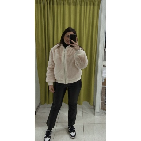 Giubbino in pelo ecologico Beige modello bomber.Presenta tasche,polsini e si chiude con zip.Vestibilità comoda,corto..