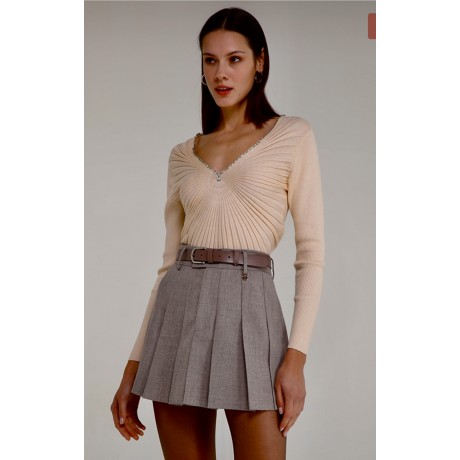 Gonna corta a pieghe REF. TACOS: Questa gonna corta, dal design elegante e moderno, è caratterizzata da pieghe strutturate che a