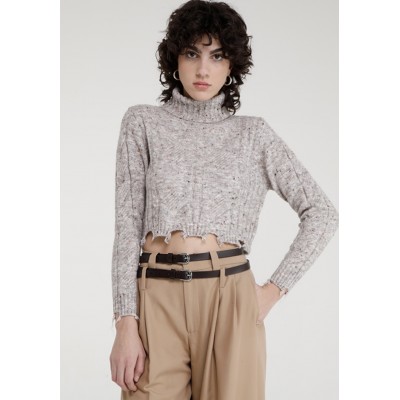 Il maglione Ref. MARETA è un capo di maglieria dal design moderno e audace, caratterizzato da un filato misto lana melange sale 