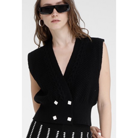 Il top gilet “Titania” è un pezzo distintivo e alla moda, realizzato in maglia pregiata per garantire comfort e stile. Caratteri
