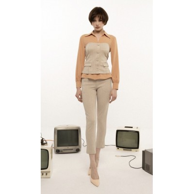 Indossala con il suo bustiere e pantalone romantic glam, effetto wow.