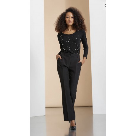 Indossali con un maglione morbido per un office look femminile e curato.