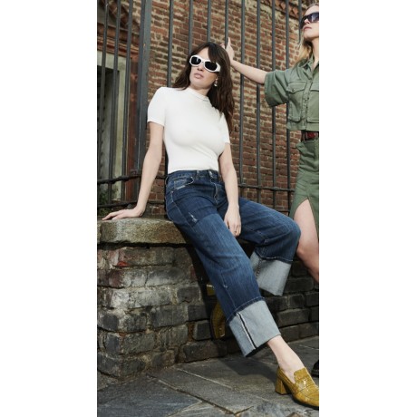 Jeans cropped blu scuro realizzato in denim di cotone.Vita alta gamba flare con risvoltone ombre.Chiusura con bottone e zip nasc