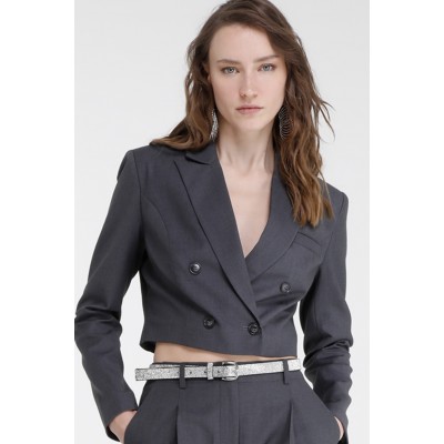 La giacca crop doppiopetto REF. KIRKA è un capo raffinato e moderno, realizzato in tessuto twill color antracite. Questo blazer,