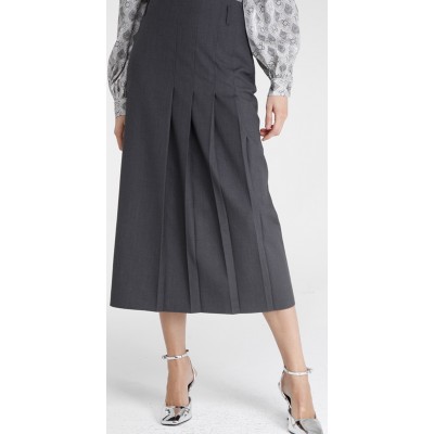 La gonna longuette REF. SKOZIA è un capo sofisticato e versatile, perfetto per un look elegante e moderno. Realizzata in un flui