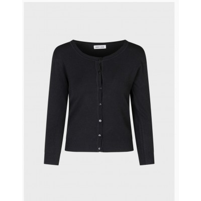 Ladylike versatile: con la minigonna abbinata o con i jeans, sempre impeccabile.