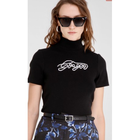 Maglia lupetto sottogiacca misto modal con collo alto, maniche corte e logo Goa Goa ricamato, REF: BRAND. Questa maglia elegante