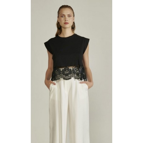 Maglia nera con passamaneria al fondo in pizzo 100% cotone