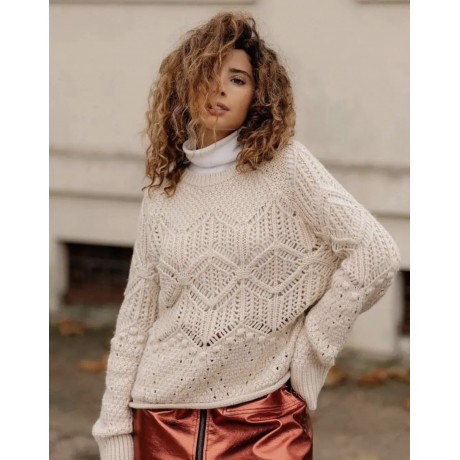 Maxi pull girocollo con lavorazione tricot,effetto uncinetto,realizzato in filato blend di lana.Vestibilità e mano morbida per u