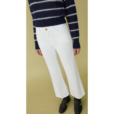 Pantalone cinque tasche in tessuto cotone dalla linea dritta chiusi con zip nascosta e bottone a chiodo.
