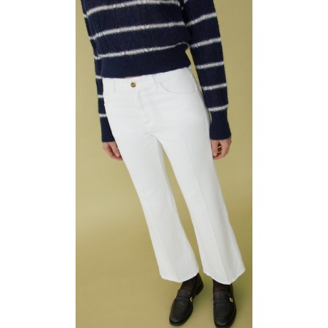 Pantalone cinque tasche in tessuto cotone dalla linea dritta chiusi con zip nascosta e bottone a chiodo.