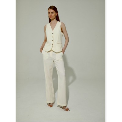Pantalone flare burro incarna un\'eleganza senza tempo..
