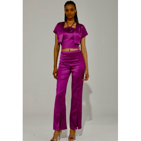 Pantalone Flare in raso elasticizzato tinta unita è un capo must-have per il tuo guardaroba cerimoniale.