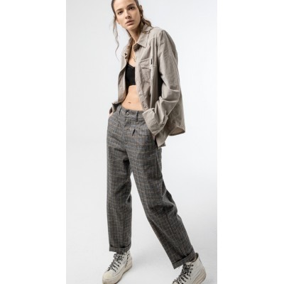 Pantalone in tessuto.Chinos  super flare...Vita alta con pinces davanti.Gamba ampia e leggermente a sigaretta con piega stirata.