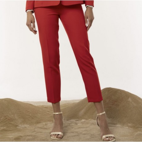 Pantaloni dalla linea semiaderente .chiusi con zip nascosta.
