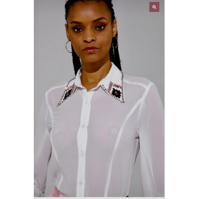 Questa camicia in chiffon incarna l\'essenza della raffinatezza femminile con un tocco di originalità.Le maniche lunghe e il del
