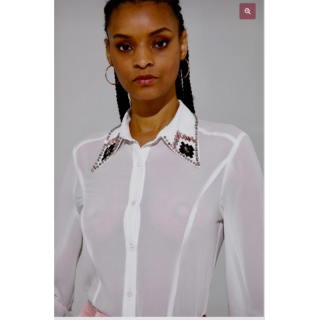 Questa camicia in chiffon incarna l\'essenza della raffinatezza femminile con un tocco di originalità.Le maniche lunghe e il del