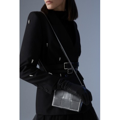 Questa elegante giacca over doppiopetto nera con dettagli di perle svaroski   rif. BLANCH è un classico rinnovato!