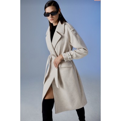 Questo cappotto lungo in misto lana RIF. HONOLULU, color crema, incarna l’eleganza classica con un tocco contemporaneo. Il tessu