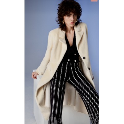 Questo cappotto lungo in pelliccia ecologica sfoderato esemplifica l’eleganza e il comfort. Il colore crema chiaro aggiunge un t