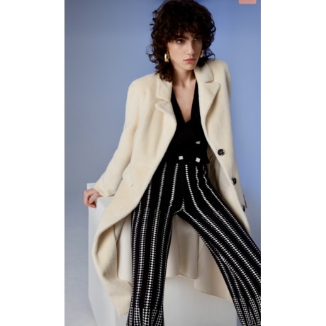 Questo cappotto lungo in pelliccia ecologica sfoderato esemplifica l’eleganza e il comfort. Il colore crema chiaro aggiunge un t