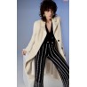 Questo cappotto lungo in pelliccia ecologica sfoderato esemplifica l’eleganza e il comfort. Il colore crema chiaro aggiunge un t