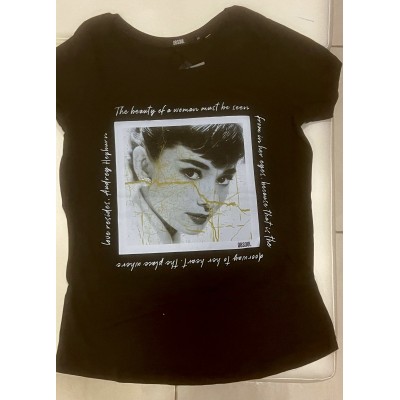 Risalta il tuo stile con le T-SHIRT DBSoul il capo imprescindibile dalla stagione.....Realizzata in cotone di alta qualità, ques