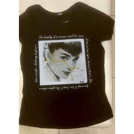 Risalta il tuo stile con le T-SHIRT DBSoul il capo imprescindibile dalla stagione.....Realizzata in cotone di alta qualità, ques