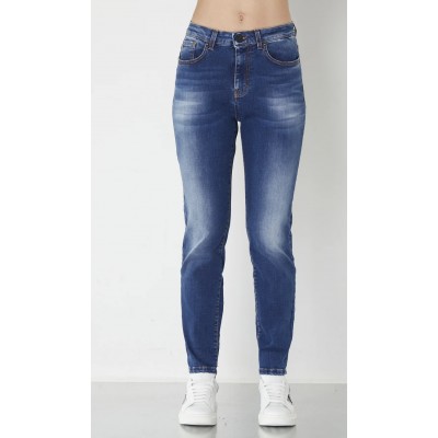 SOFIA:Denim high tech per una vestibilità aderente ma super confortevole.