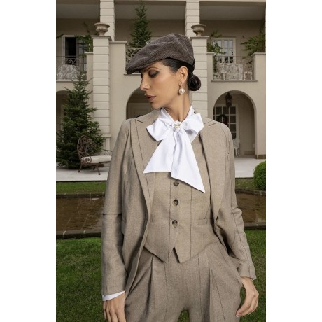 Taglio maschile e lineare, il basic blazer  gessato perfetto per tutte le occasioni.
