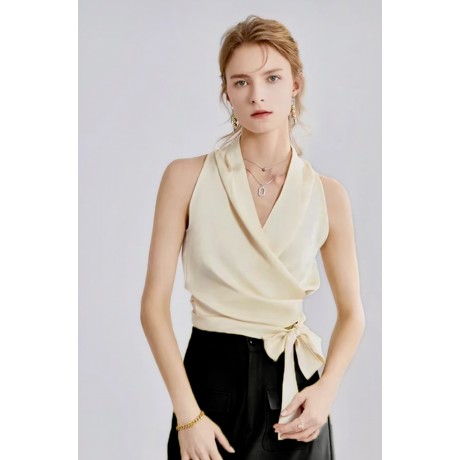 Top incrociato in raso è l\'emblema dell\'eleganza discreta e del design sofisticato.Realizzato in un tessuto di raso,questo top