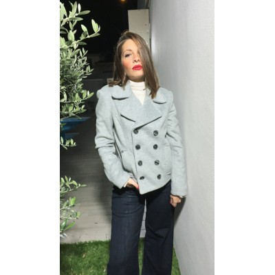 Un capospalla evergreen, dal fit versatile ed essenziale.