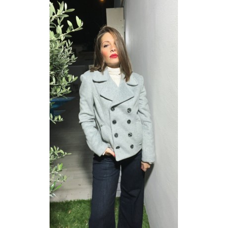 Un capospalla evergreen, dal fit versatile ed essenziale.
