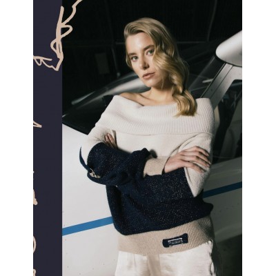 Maglione morbido a maniche lunghe con scollo a barchetta ampio con dettaglio cut out.ScrittaEC in rilievo tono su tono.Polsini a