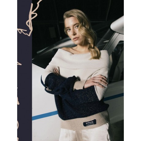 Maglione morbido a maniche lunghe con scollo a barchetta ampio con dettaglio cut out.ScrittaEC in rilievo tono su tono.Polsini a